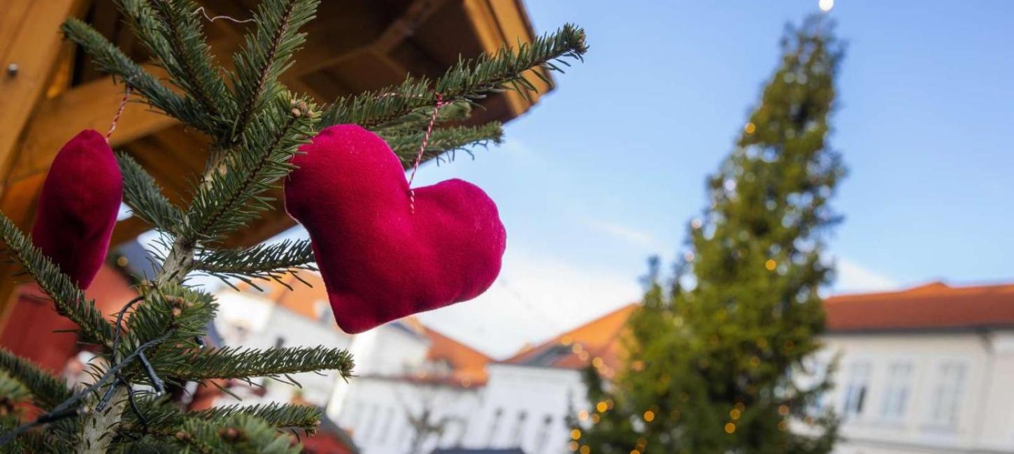 Julehjerte på juletræ i gågaden i Horsens - en del af Destination Kystlandet