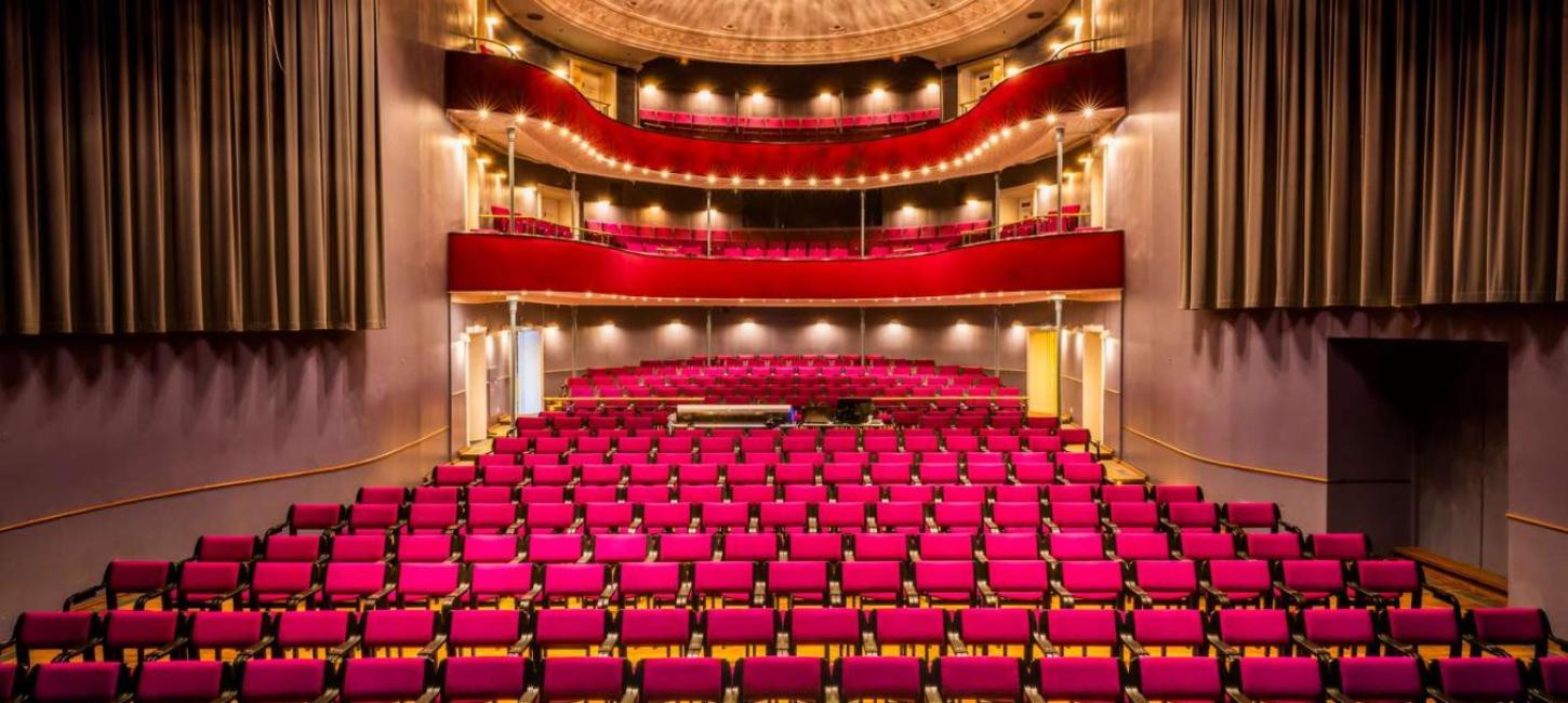 Udsigt fra scenen over flotte røde stolerækker i Horsens Ny Teater