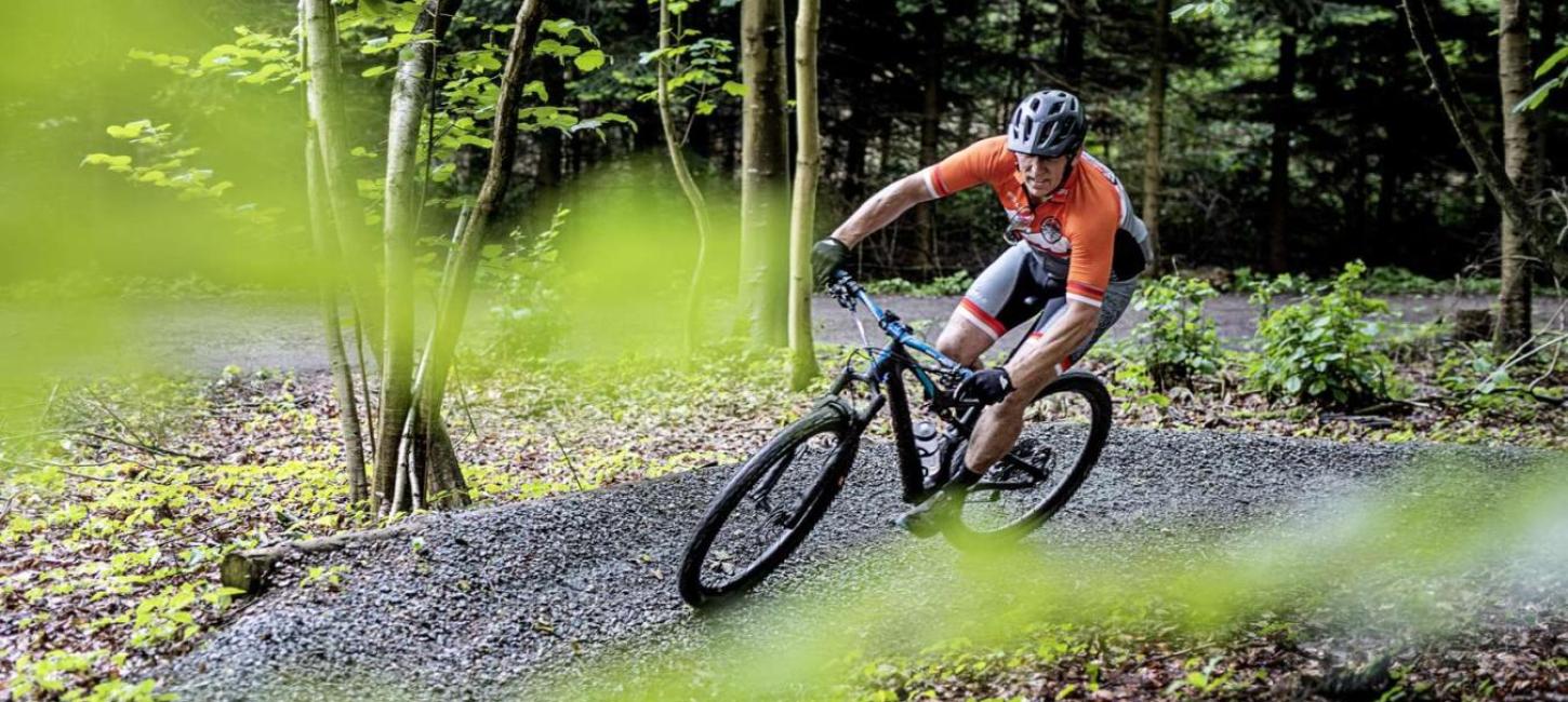 Mand på mountainbike i sving på sporet i Bisgaardskoven i Odder