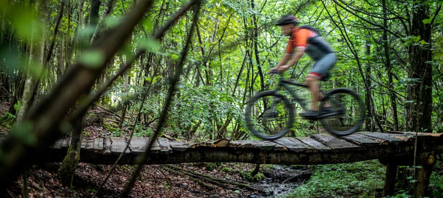 Mand kører over bro på mountainbike i Odder