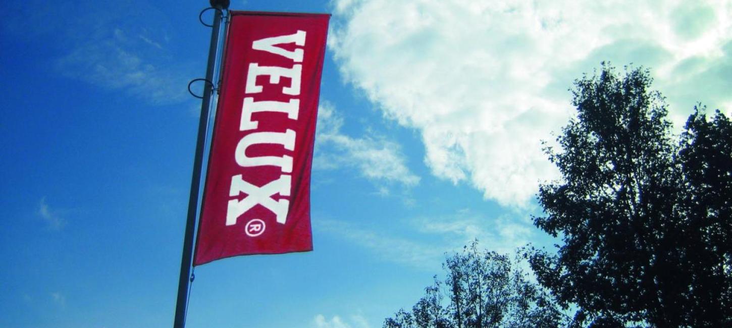 Velux flag på blå himmel ved Østbirk ved Horsens 