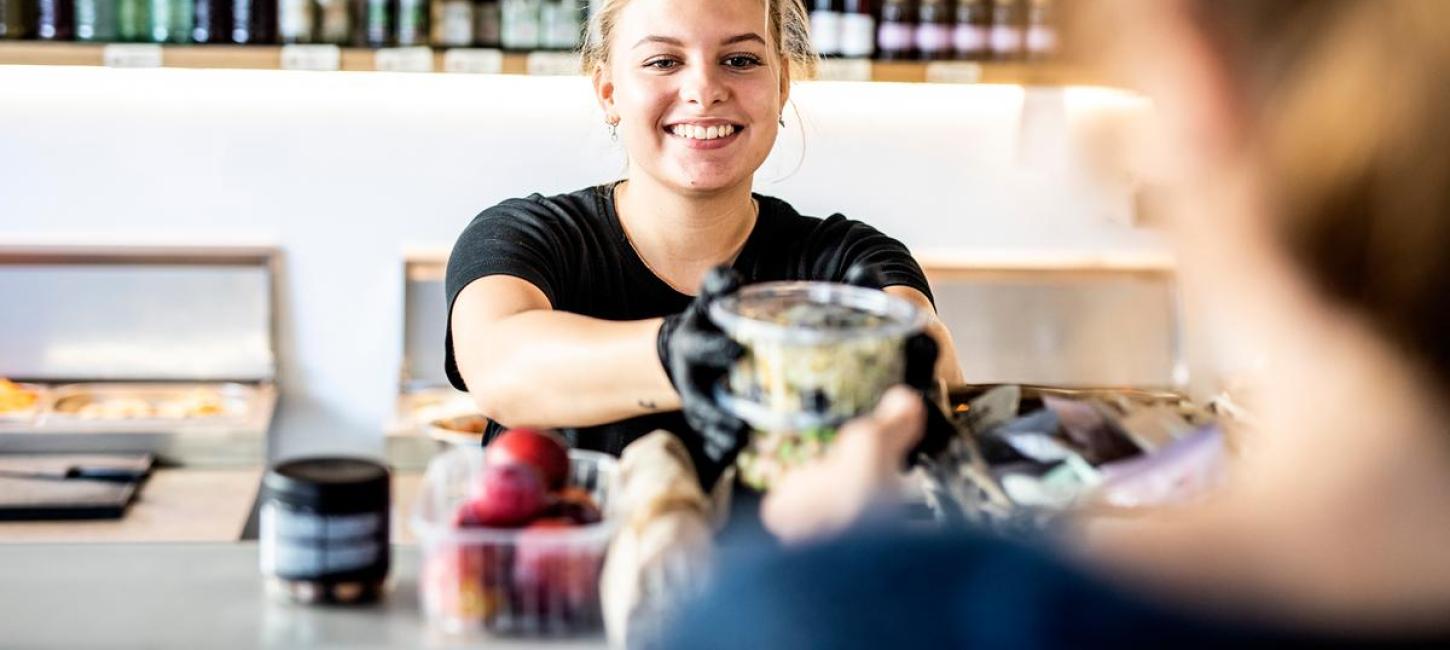 Takeaway bliver hentet i sandwich butik i Odder