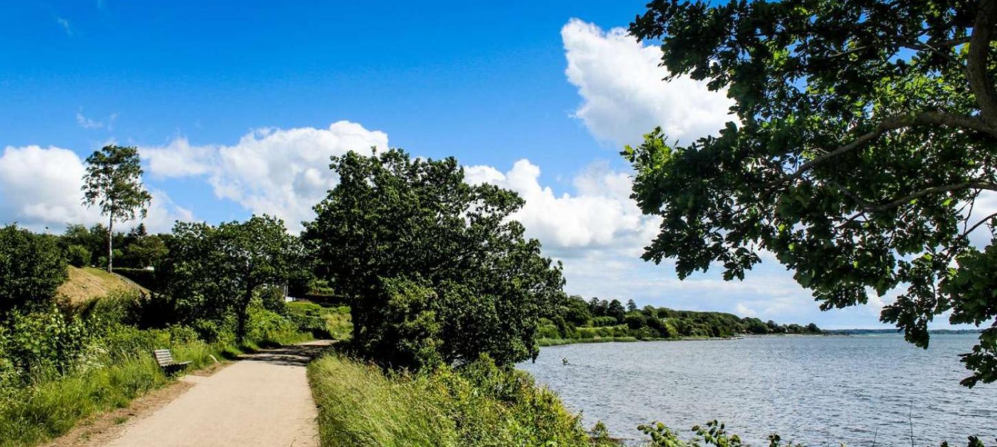 Banestien i Horsens langs Horsens Fjord. Udsigt over vandet.