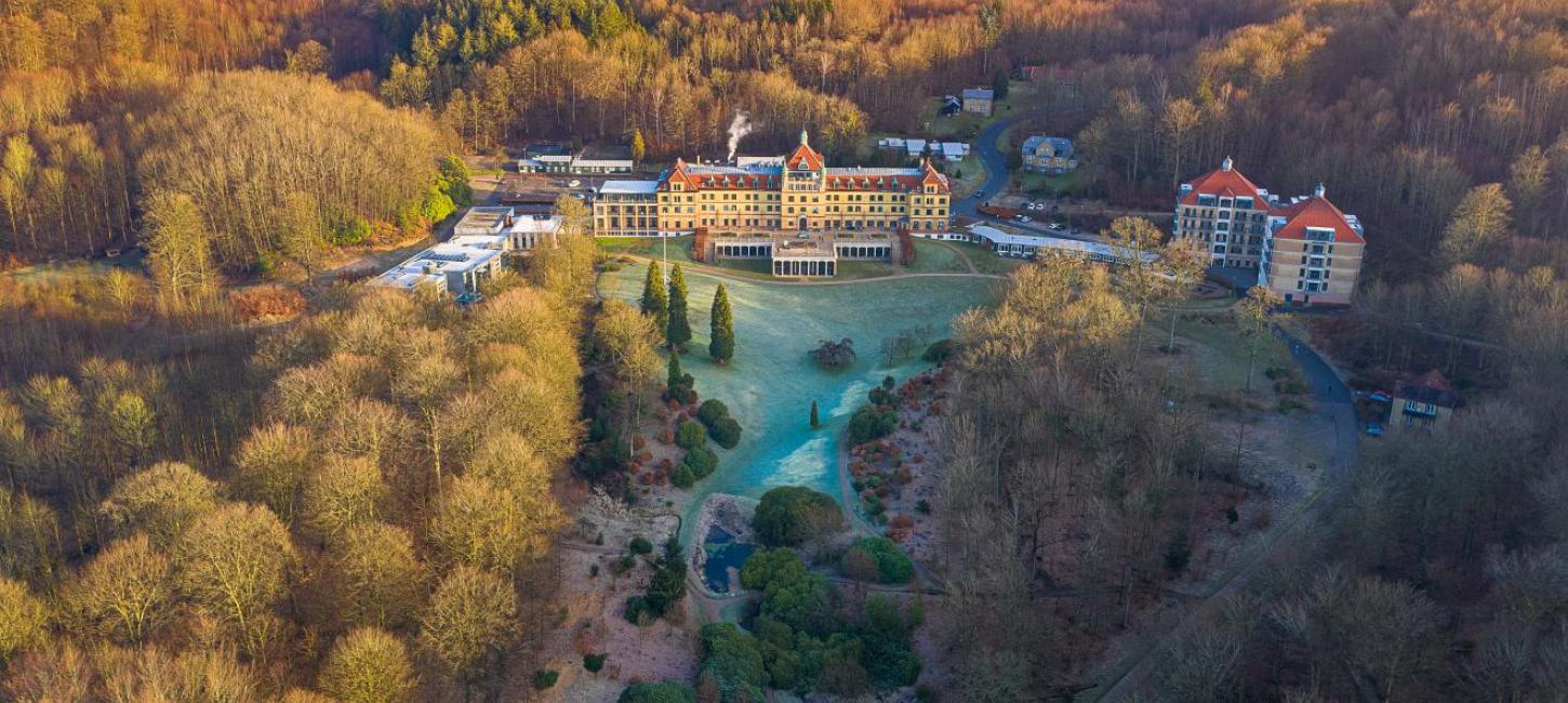 frost og sne dækker skovbunden omkring hotel vejlefjord