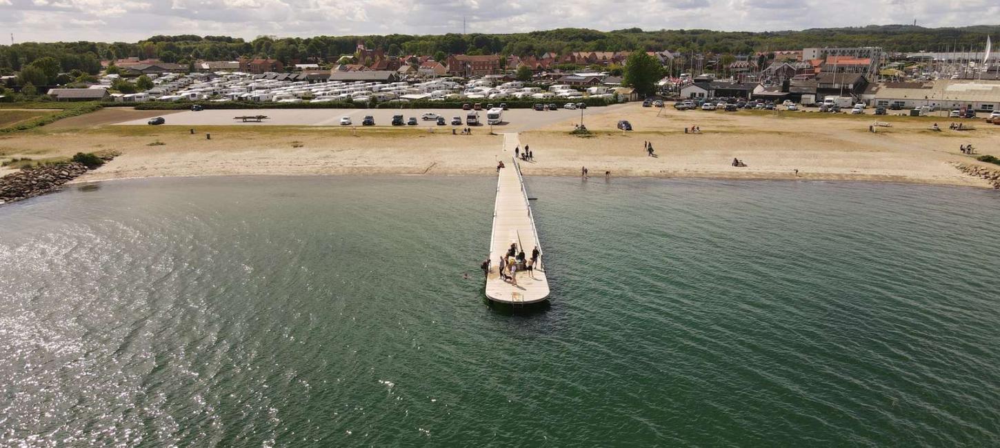 Luftfoto af Storstranden i Juelsminde med badebro