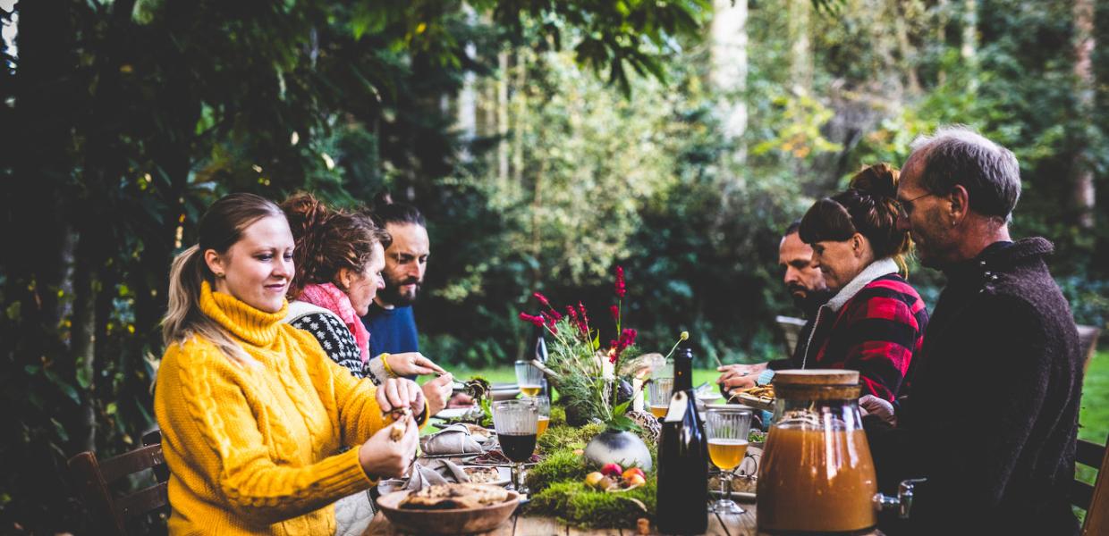 Gæster nyder frokost i naturen Sondrup B&B