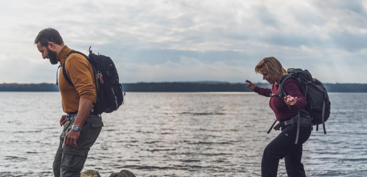 Par vandrer ved Horsens Fjord