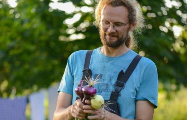 Søren Sørøver fra Brandbygegaard viser fine nyhøstede løg fram i haven nær Alrø i Odder
