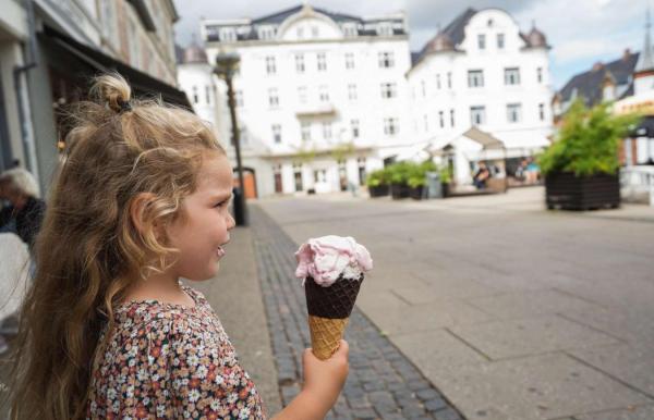 Pige med is i hånden foran Centralhotellet i Odder