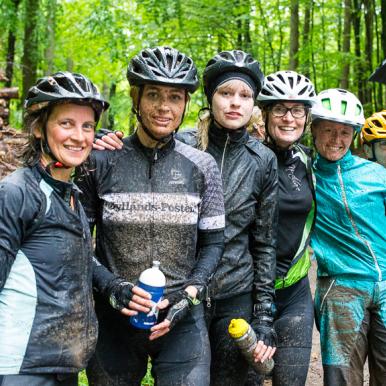 Kvinder på mountainbikesporet i Bjerre Skov