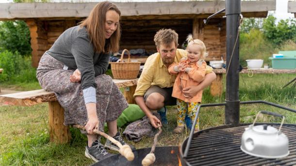 Familie ved bål i Eventyrskoven nær Odder