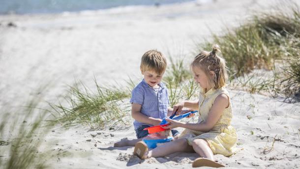 Børn leger i sandet på Saksild Strand