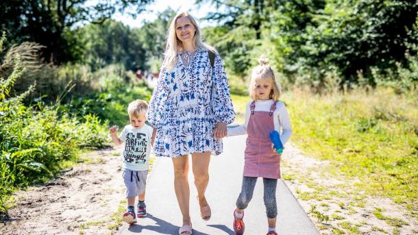 Familie går i naturen