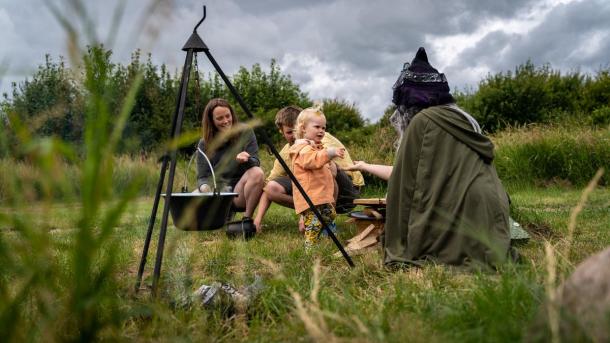 Familie ved bålplads