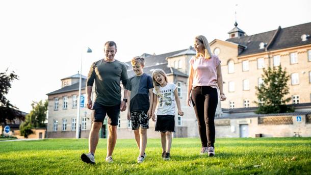 Familie besøger Fængslet