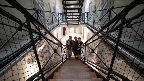 Familie går op af fængsels trappen