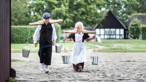 Børn klædt ud på Glud Museum