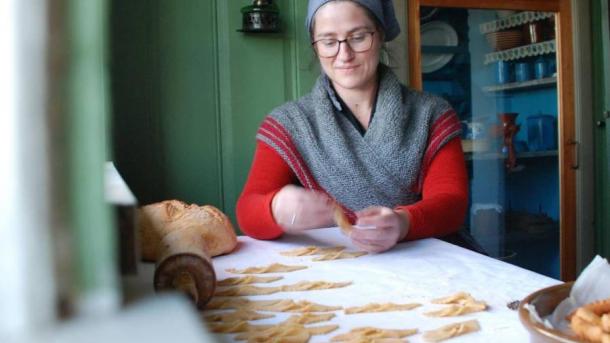 Kvinde laver klejner på Glud museum