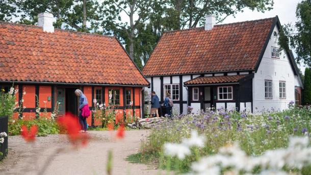 folk går ved frilandsmuseet i Glud