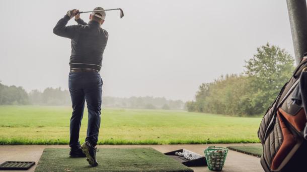 Golfspiller slår ud på øvebanen i Horsens Golfklub