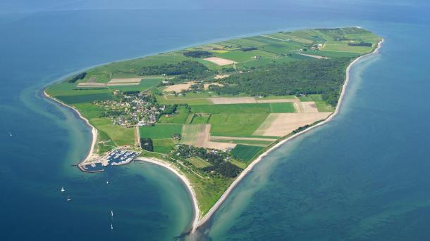 Luftfoto af Tunø - bilfri ø for hele familien midt i Destination Kystlandet