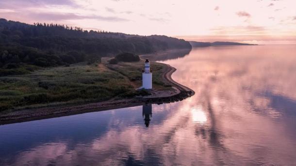 Udsigt med fjord og fyrtårn i området ved Hotel Vejlefjord