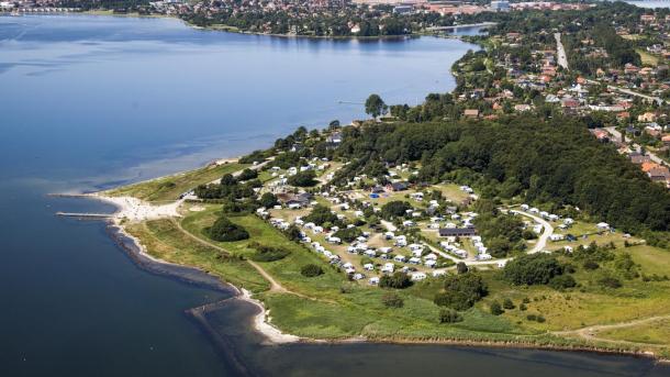 Luftfoto af Husodde ved Horsens Fjord med Husodde strand og Horsens CIty Camping