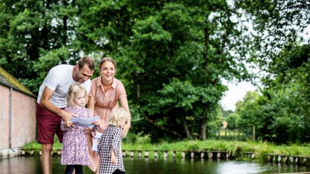 Familie på skattejagten Odder Rundt - en af fire skattejagter i Destination Kystlandet
