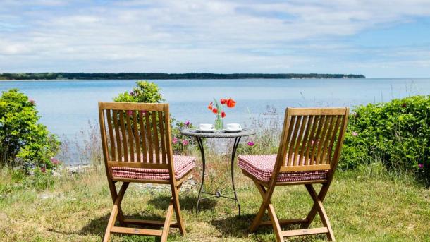 To havestole og et bord ned til stranden i Destination Kystlandet