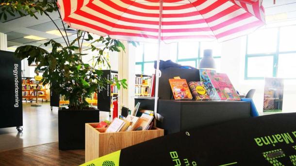 Sommeropstilling med SUB board, parasol og sommerlæsning på Horsens Kommunes Biblioteker