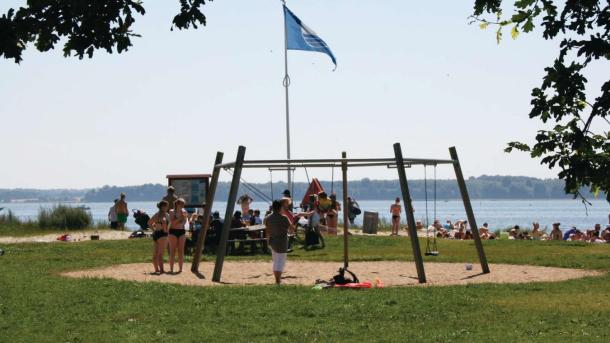 Børn der leger på legepladsen ved Horsens City Camping ved Husodde Strand i Horsens - en del af Kystlandet