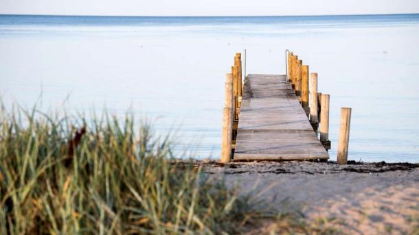 Badebro ved stranden ved As Vig tæt på Juelsminde - en del af Kystlandet