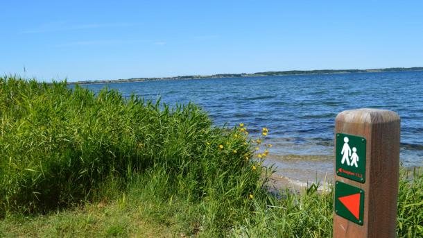 Skilt ved stranden på Kyststien Snaptun-Juelsminde