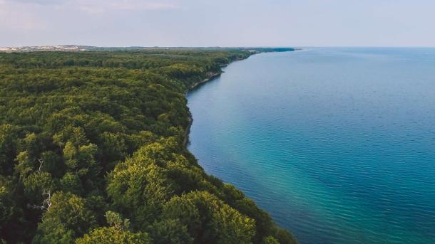 Kystlinjen ved Stenhøj Strand og Staksrode Skov på nordsiden af Vejle Fjord i Destination Kystlandet