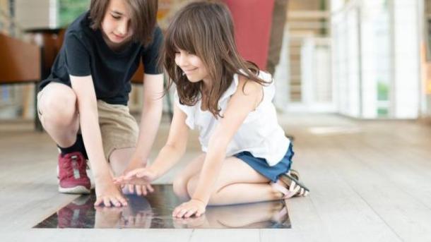 To børn leger med en interaktiv udstilling på Horsens Kunstmuseum
