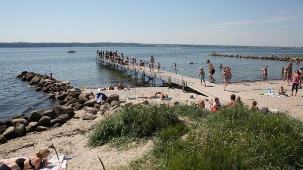 Badebro på Husodde Strand ved Horsens i Destination Kystlandet