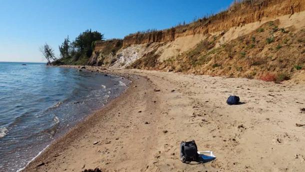 Høje klinter på strand på Juelsmindehalvøen