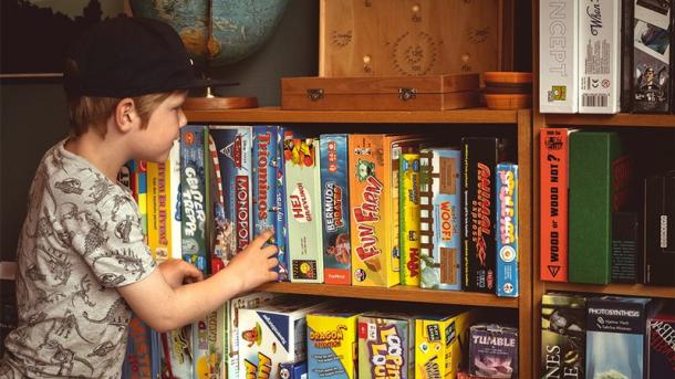 Dreng vælger mellem en masse spil hos Brætspilscafén i Horsens