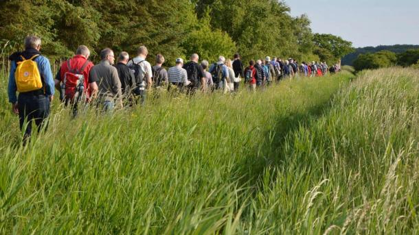Større gruppe på guidet vandretur ved Gyllingnæs