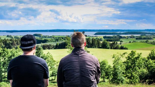 To drenge sidder og nyder udsigten fra Trustrup Udsigtshøje