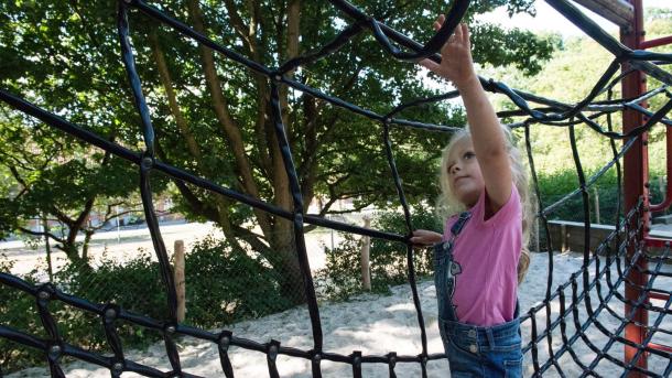 Pige kravler i net på legepladsen i Bygholm Park