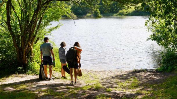 Familie står ved bredden af Naldal Sø