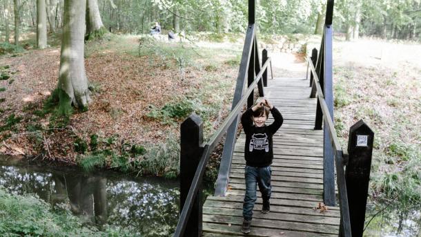 Dreng leger pirat ved borgruinen Stagsevold i Staksrode Skov