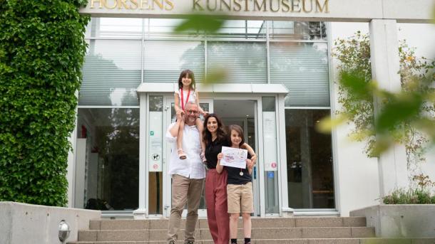 Børnefamilie afsted på sjov familieaktivitet Skattejagten Horsens ved Kunstmuseet