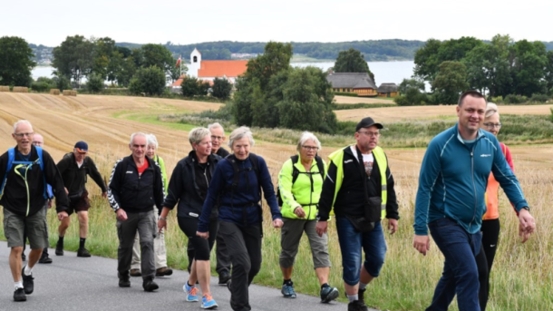 Gruppe fra Horsens Fodslaw vandrer på landevej ved As Vig