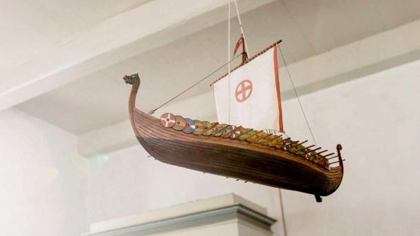 Det loftshængte vikingeskib kan ses i Danmarks næstmindste kirke på Hjarnø i Det Østjyske Øhav