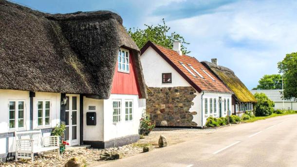 Huse set fra hovedgaden på idylliske Alrø i Horsens Fjord - en del af Destination Kystlandet