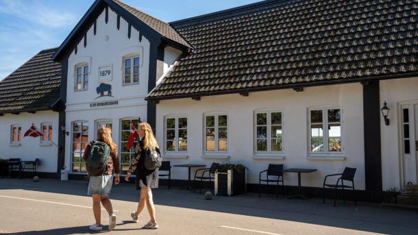 To veninder vandrer ved Alrø Købmandsgaard