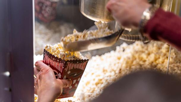 Medarbejder fylder popcornbæger i Odder Biffen