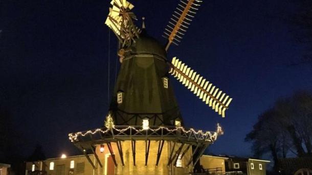 Uldum Mølle med smukt lys på i aftenmørket - en del af Destination Kystlandet
